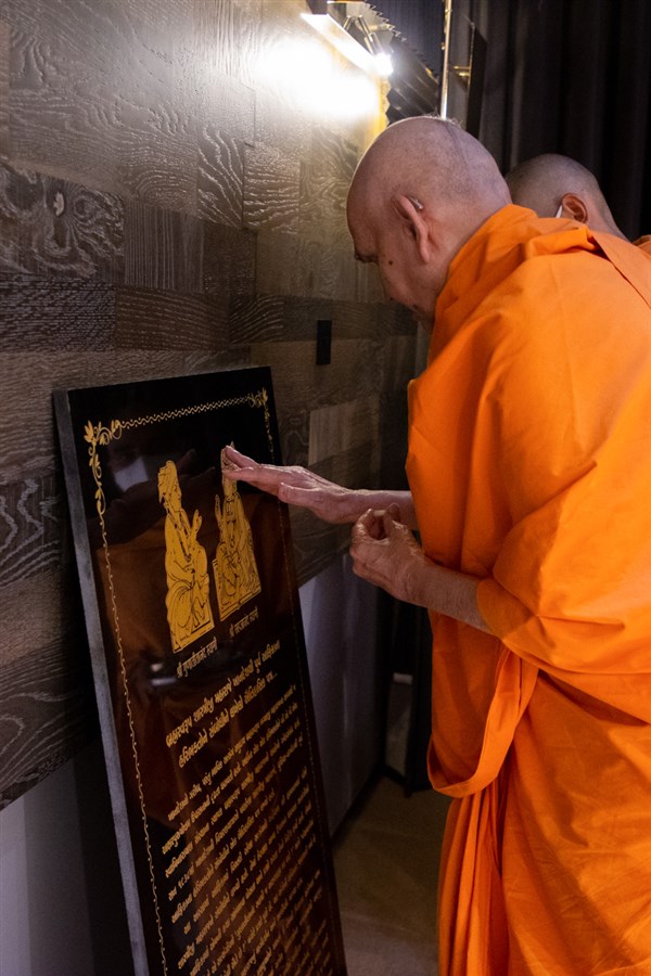 Swamishri performs pujan of the Brahmaswarup Shastriji Maharaj's blessings letter plaque