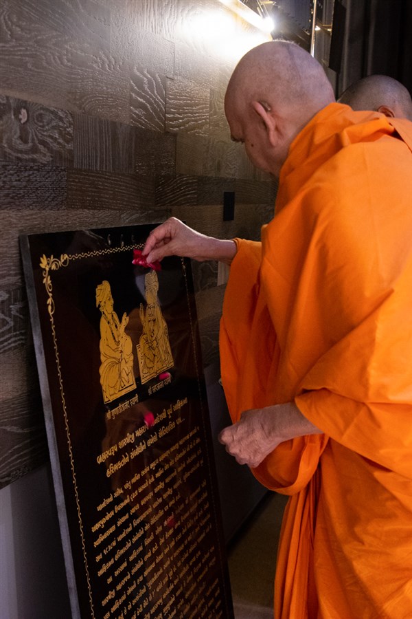Swamishri performs pujan of the plaque