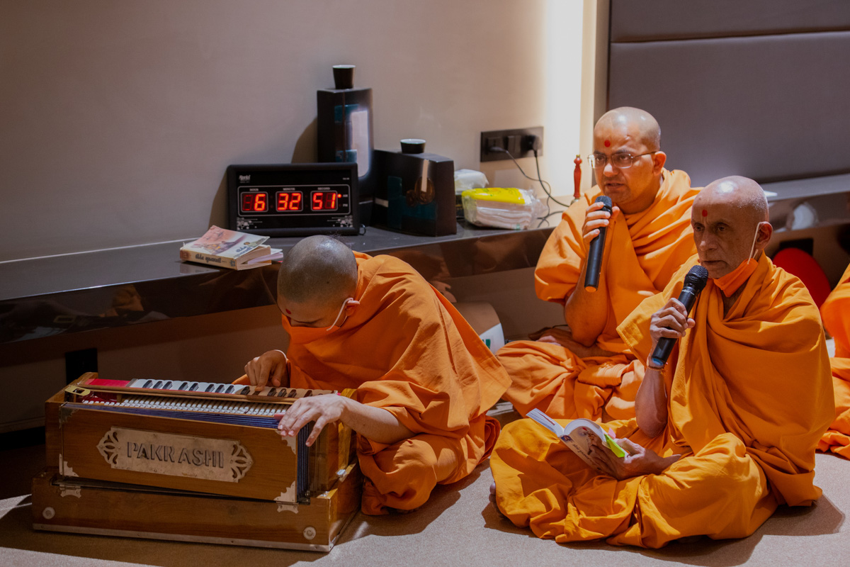 Sadhus sing kirtans in Swamishri's daily puja