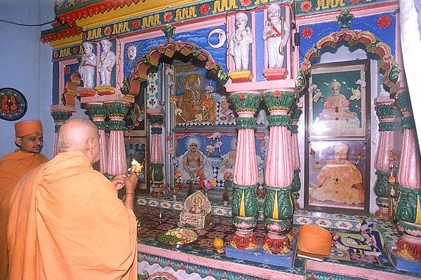 Swamishri performs arti at the memorial mandir of Shri Jaga Bhakta