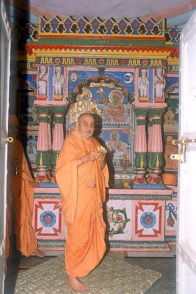 Swamishri performs arti at the memorial mandir of Shri Jaga Bhakta