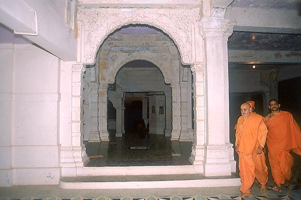 Swamishri performs pradakshina of the memorial mandir of Shri Jaga Bhakta