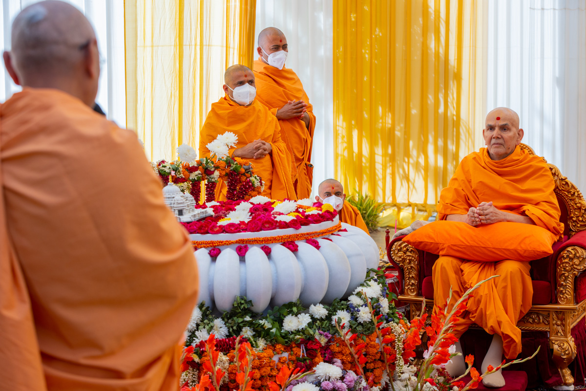 Swamishri during the Amalak Pujan Vidhi