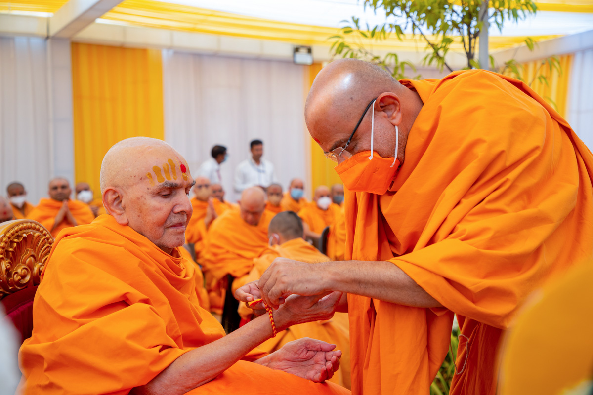 Gnaneshwar Swami ties a nadachhadi to Swamishri