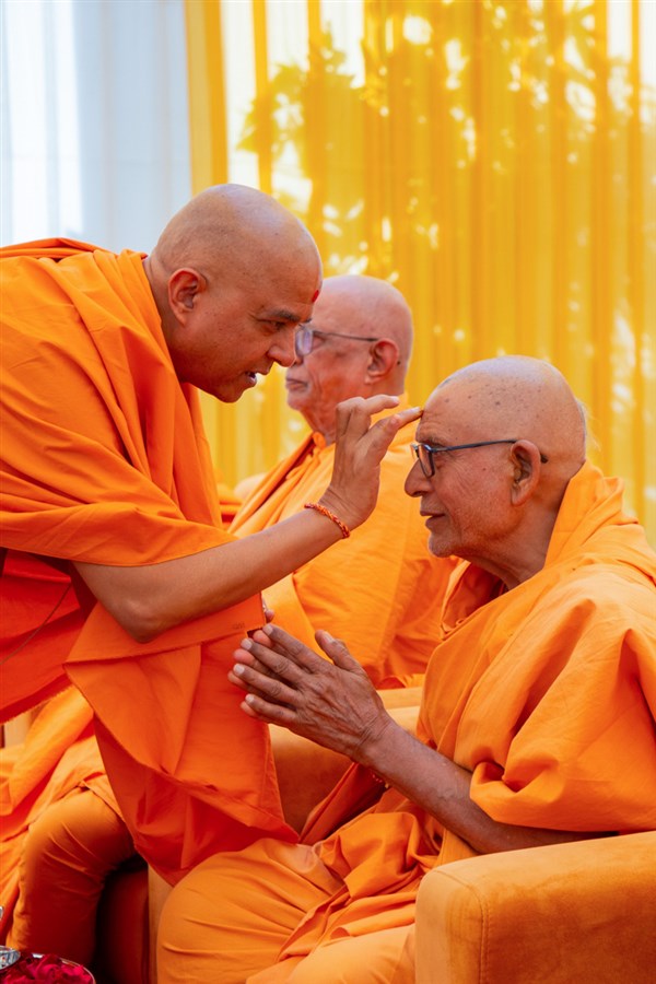 Brahmavihari Swami applies a chandlo to Pujya Bhaktipriya Swami (Kothari Swami)