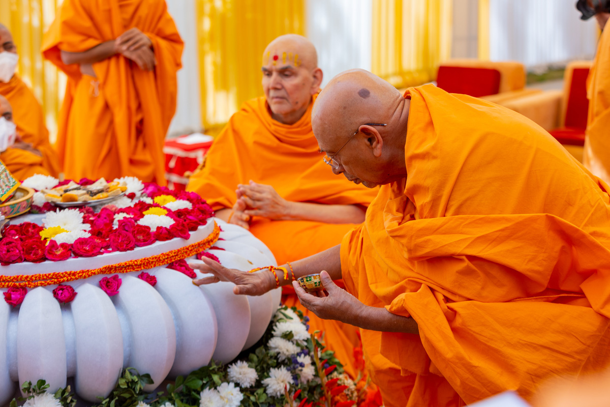 Pujya Tyagvallabh Swami performs pujan of the amalsaro