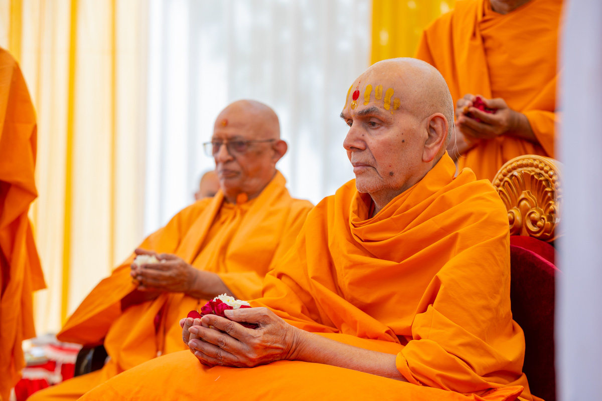 Swamishri and senior sadhus offer mantra-pushpanjali