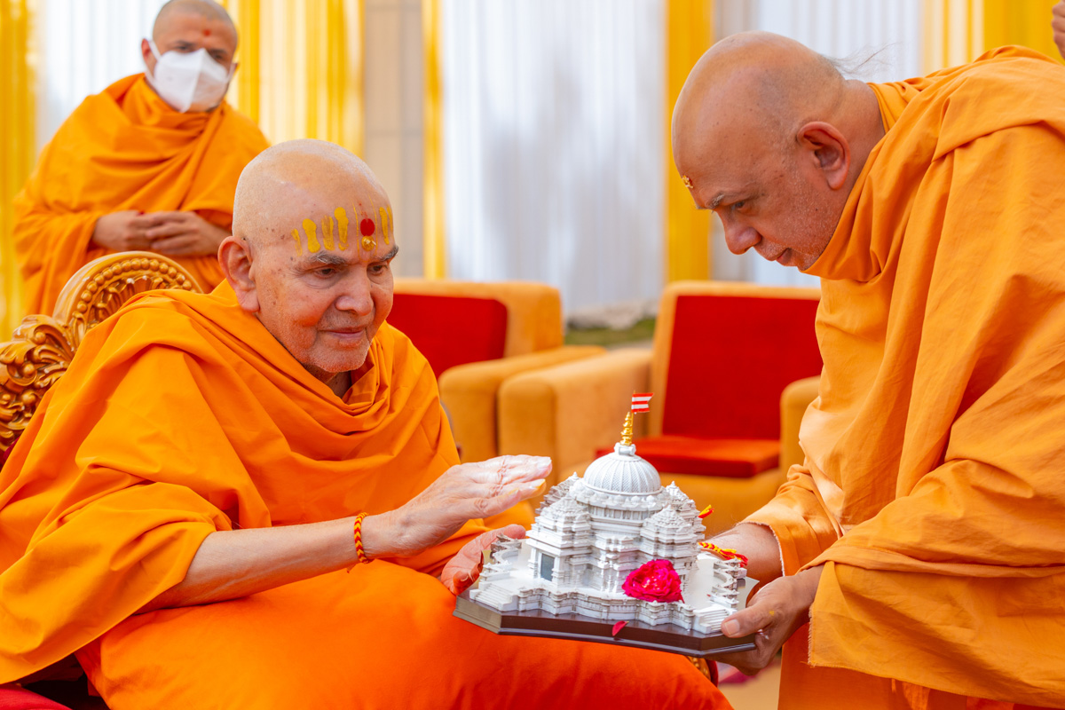 Swamishri sanctifies a model of Pramukh Swami Maharaj Smruti Mandir
