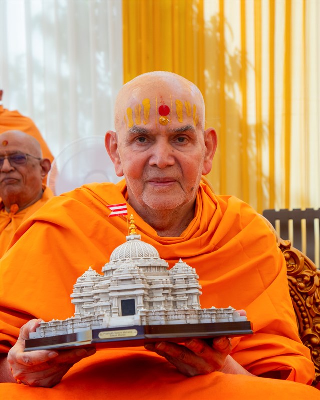 Swamishri with a model