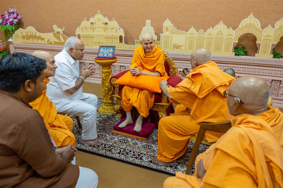 Shri B.S. Yediyurappa meets Swamishri