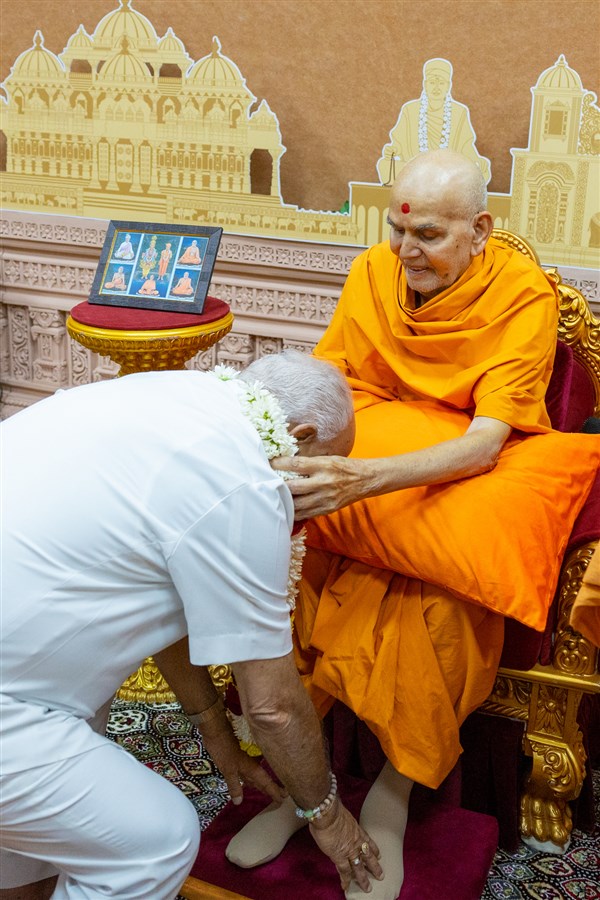 Swamishri blesses Shri B.S. Yediyurappa