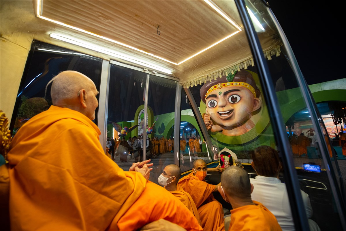 Swamishri visits Pramukh Swami Maharaj Nagar
