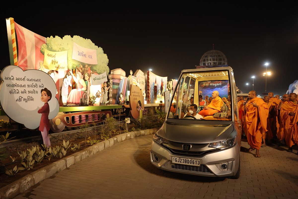 Swamishri visits Pramukh Swami Maharaj Nagar