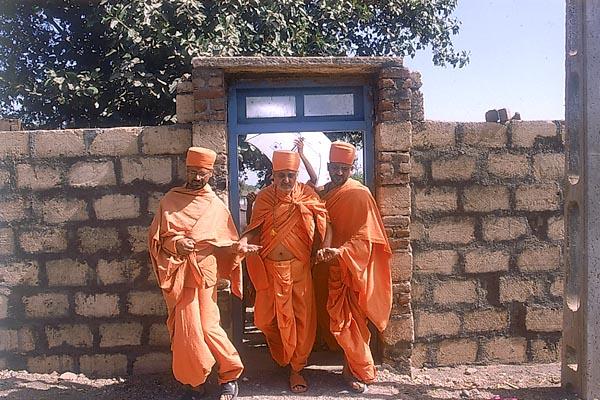 Swamishri visits and discusses the land around the BAPS mandir for the development project of Aksharbrahma Gunatitanand Swami's birth place