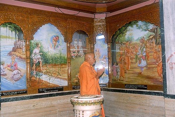 Swamishri performs pradakshina of shrine commemorating the birth place of Aksharbrahma Gunatitanand Swami