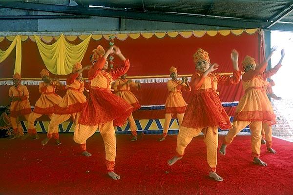 BAPS children of Bhadra perform a welcome dance