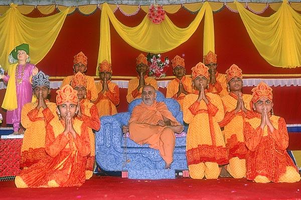 The dance troupe with Swamishri