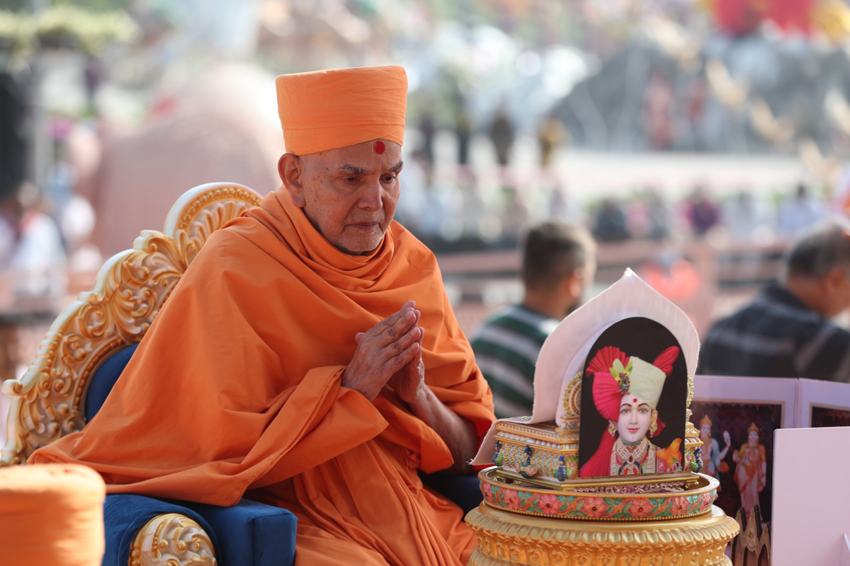 Swamishri performs the murti pujan rituals