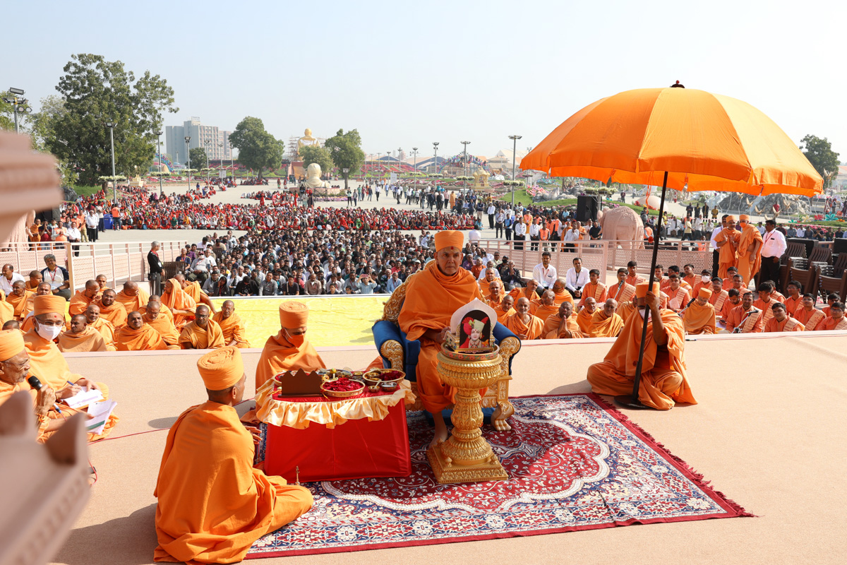 Swamishri performs the murti pujan rituals