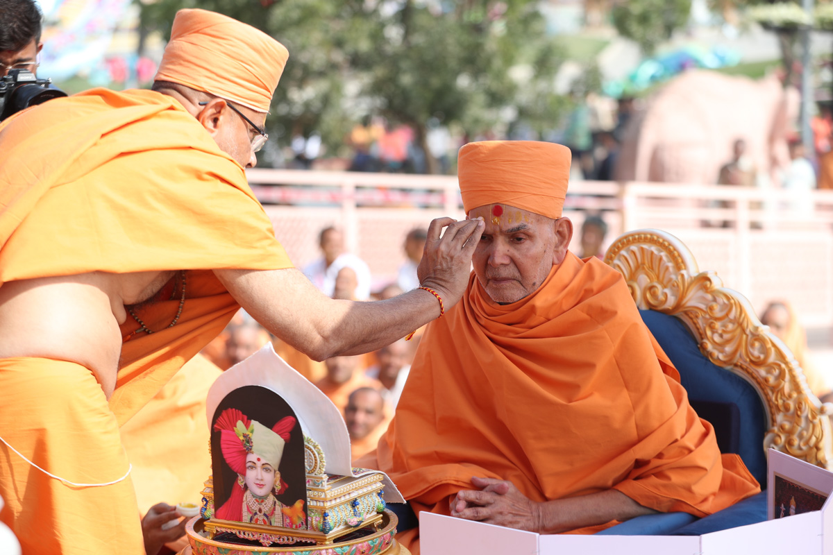 Gnaneshwar Swami applies chandan archa to Swamishri