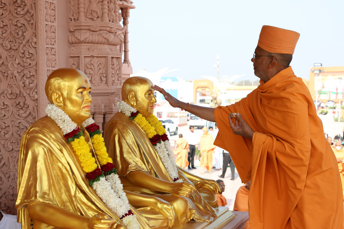 Narayanmuni Swami performs pujan of Shri Guru Parampara