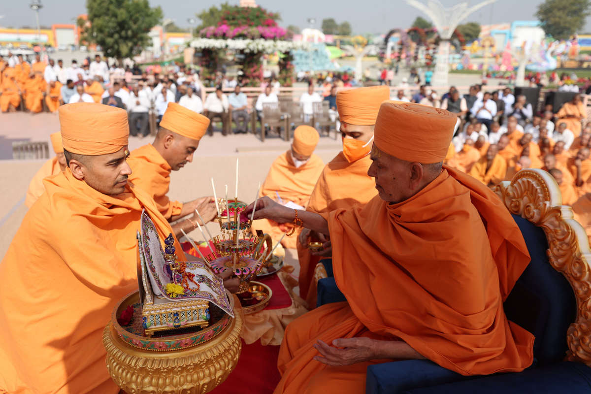 Swamishri performs pujan of the arti