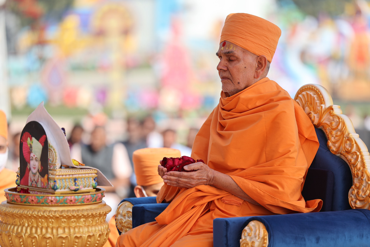 Swamishri offers mantra-pushanjali