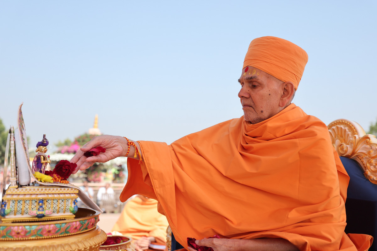 Swamishri offers mantra-pushanjali