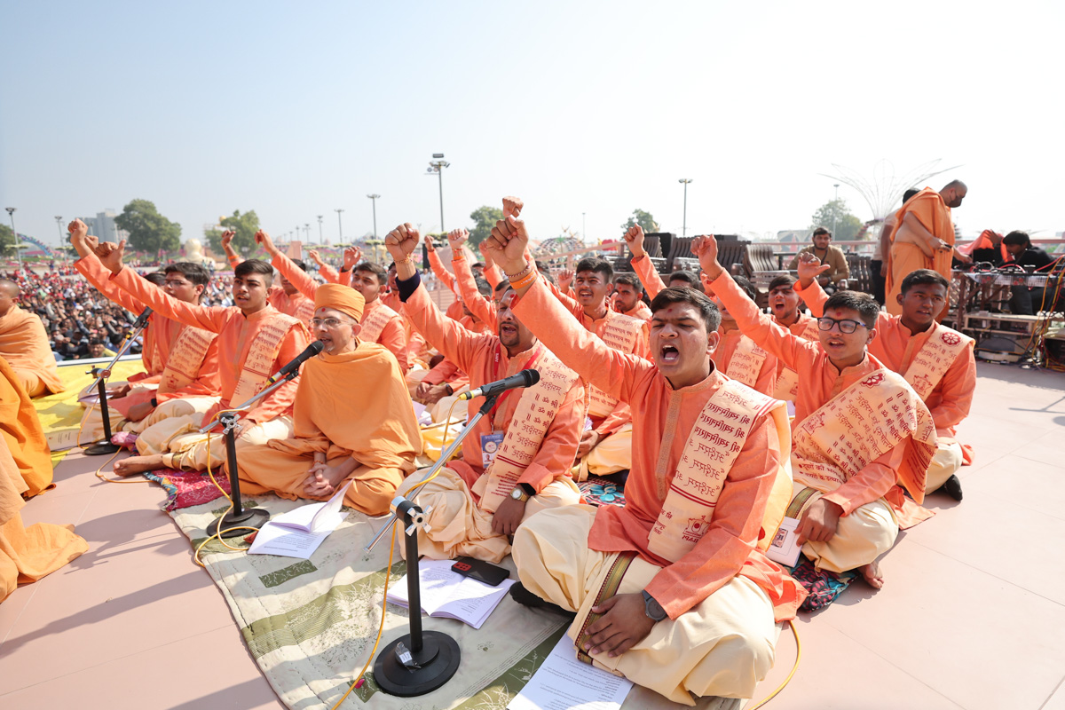 Youths hail 'Pramukh Swami Maharaj Shatabdi Mahotsavni Jai'