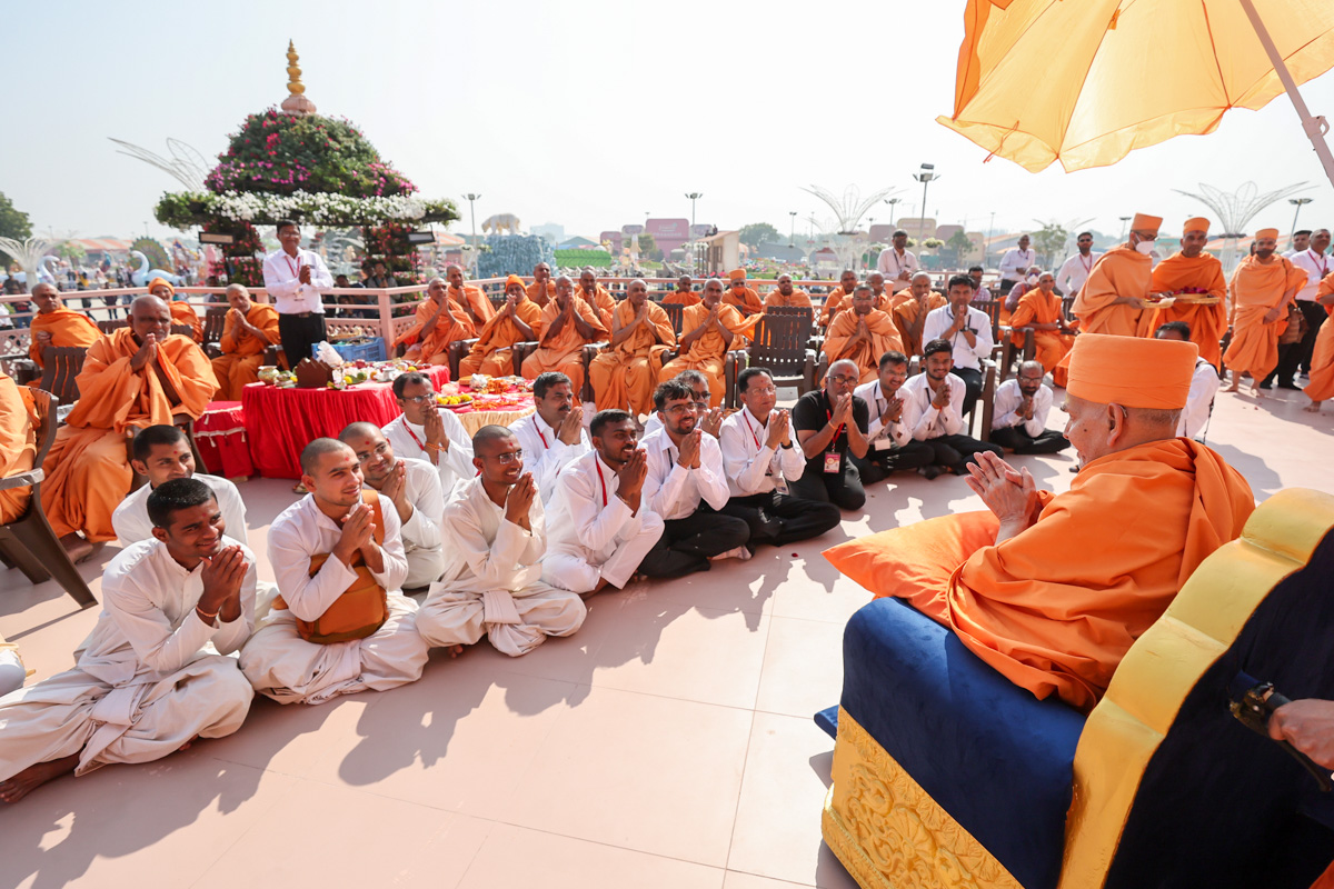 Swamishri blesses sadhaks and volunteers