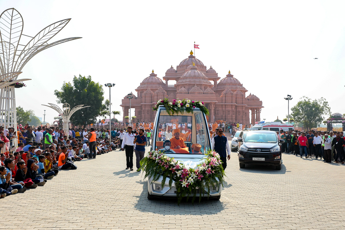 Swamishri in the Pramukh Swami Maharaj Nagar