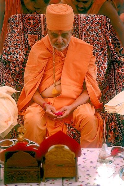 Swamishri performs dhyan  	