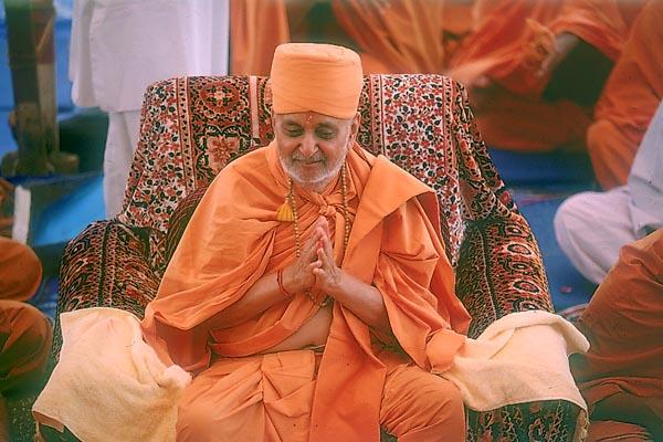 Swamishri in a happy mood at the conclusion of the ritual  	