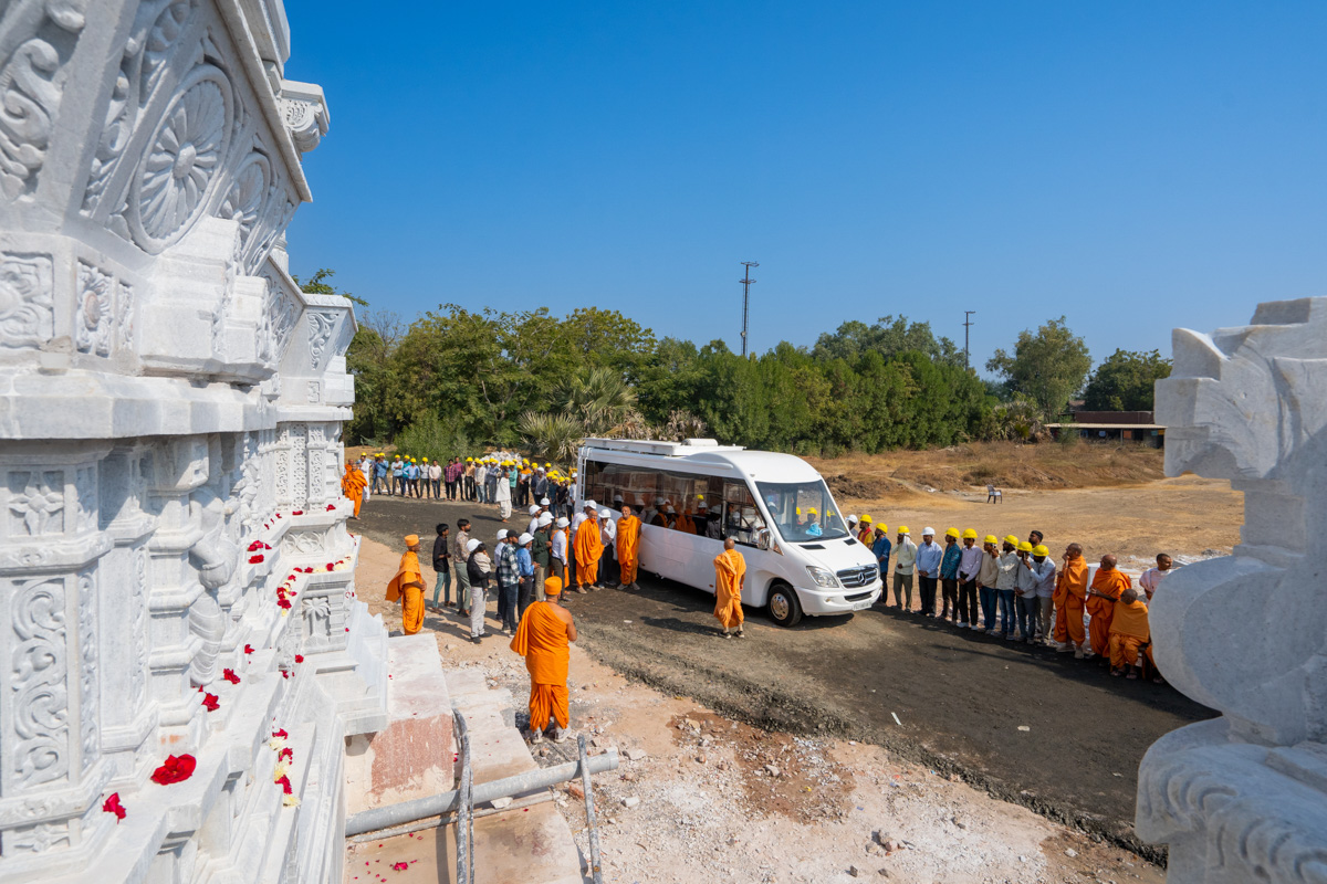 Swamishri observes the construction work