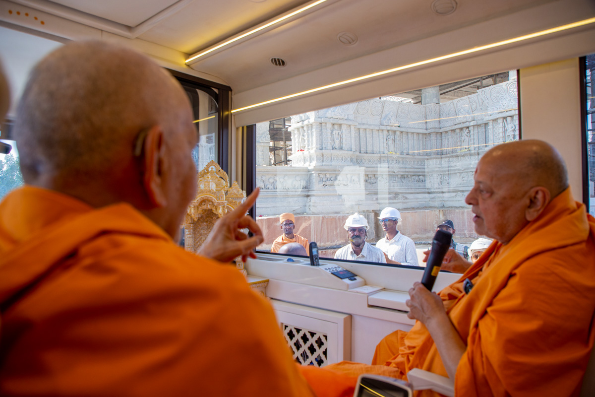 Pujya Ishwarcharan Swami informs Swamishri