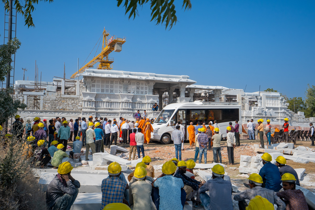 Workers doing darshan of Swamishri