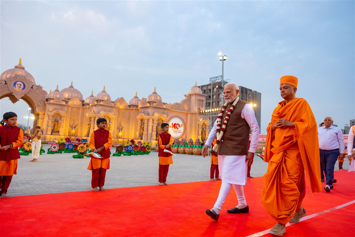 PM Narendra Modi on his way to meet HH Mahant Swami Maharaj