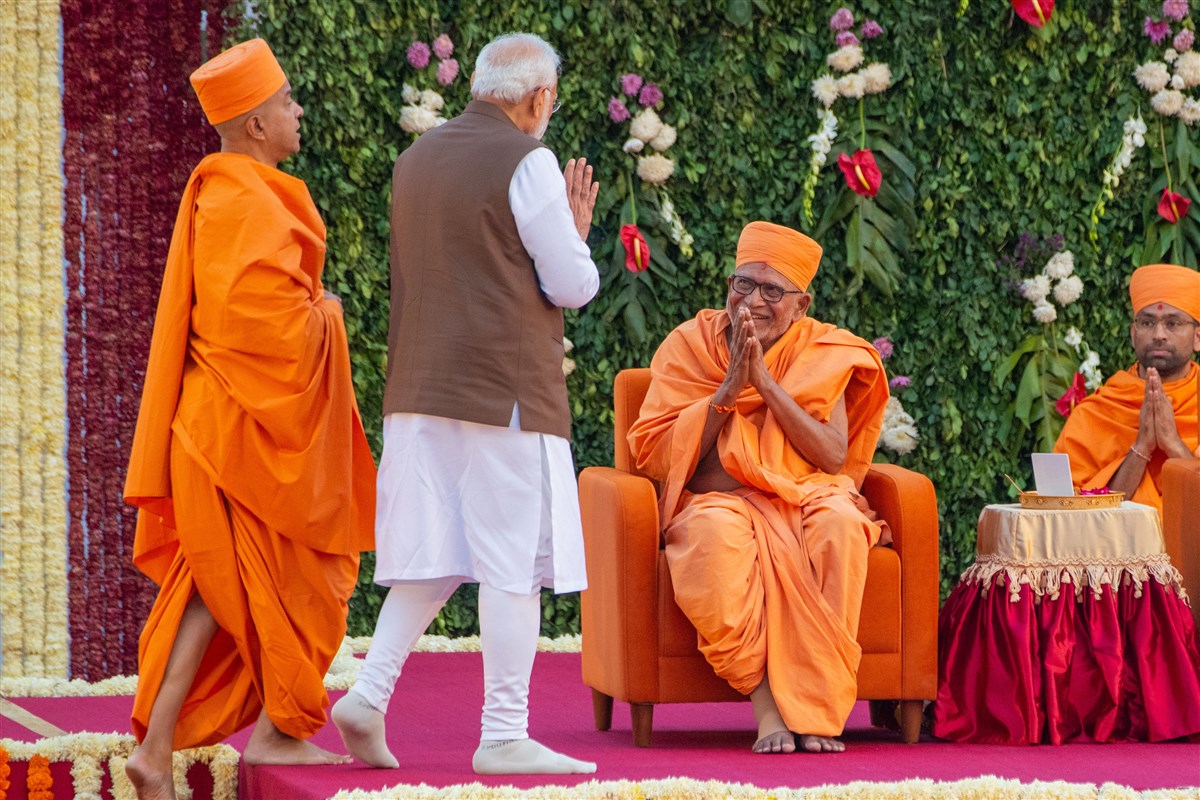 PM Narendra Modi greets Pujya Bhaktipriya Swami (Kothari Swami)
