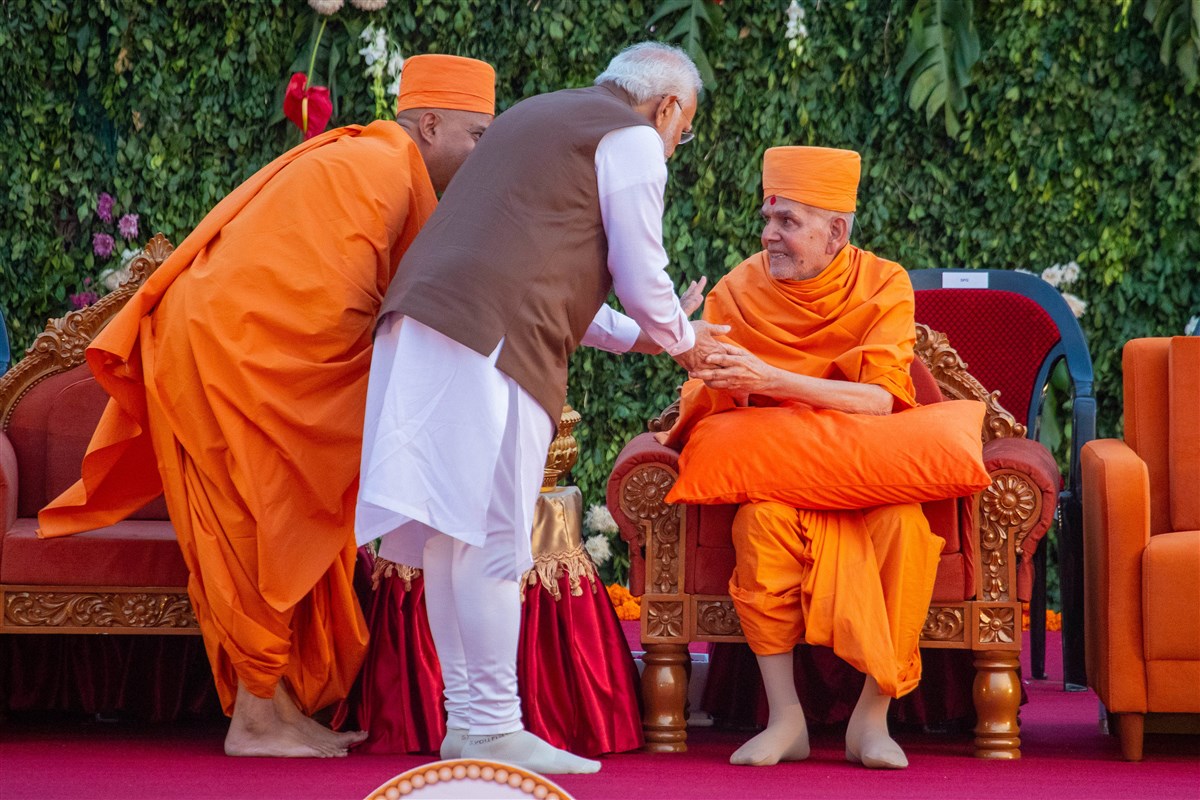 PM Narendra Modi greets HH Mahant Swami Maharaj