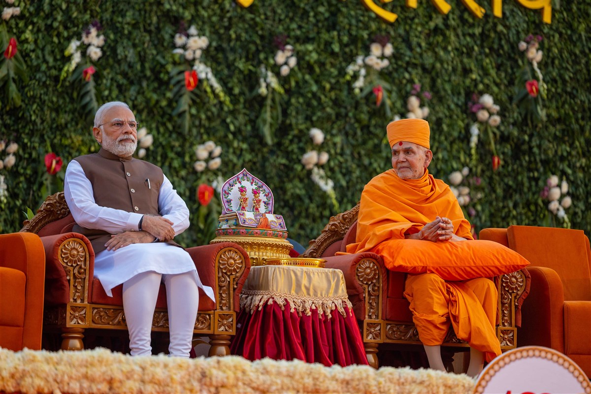 PM Narendra Modi and Swamishri before the opening ceremony