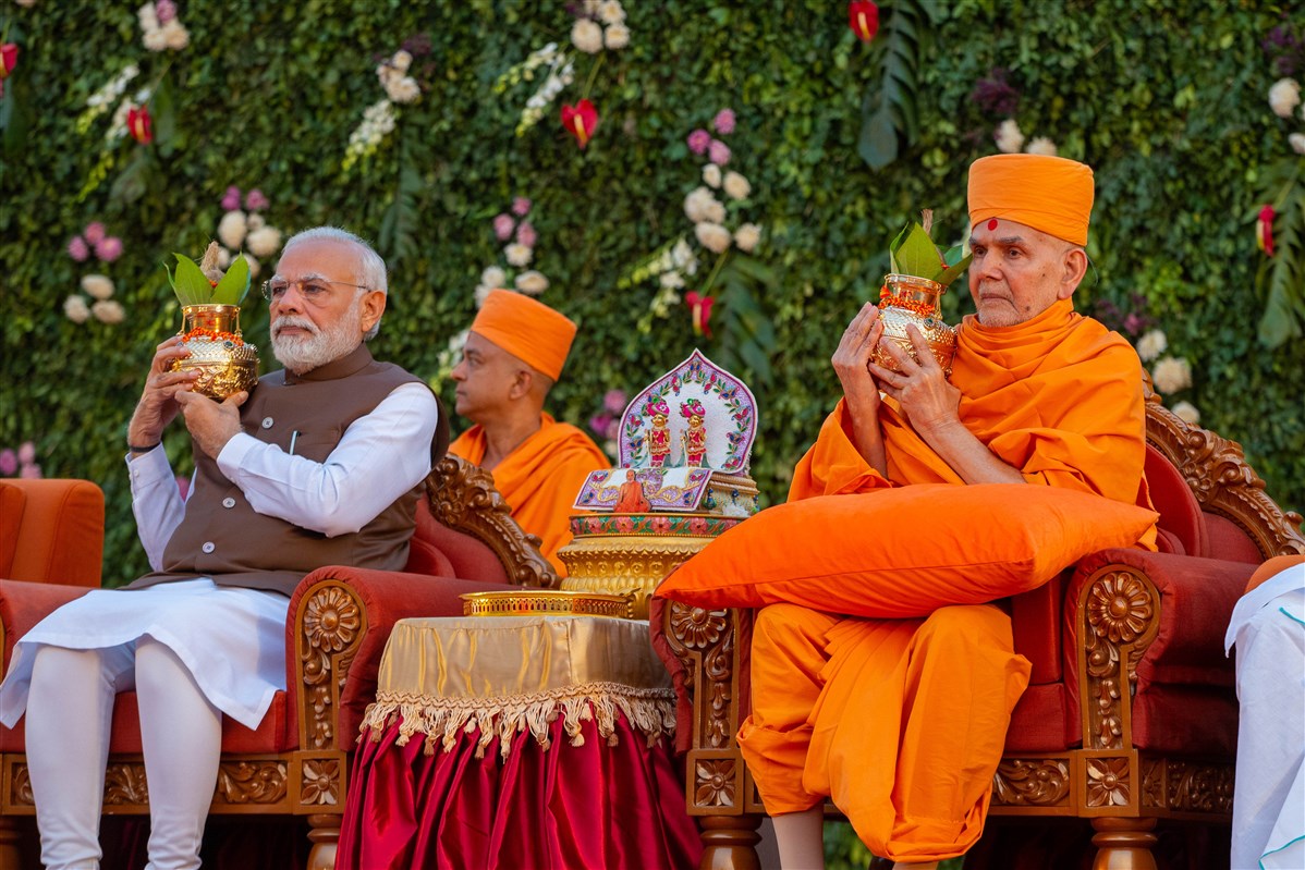 PM Narendra Modi and Swamishri participate in the welcome rituals