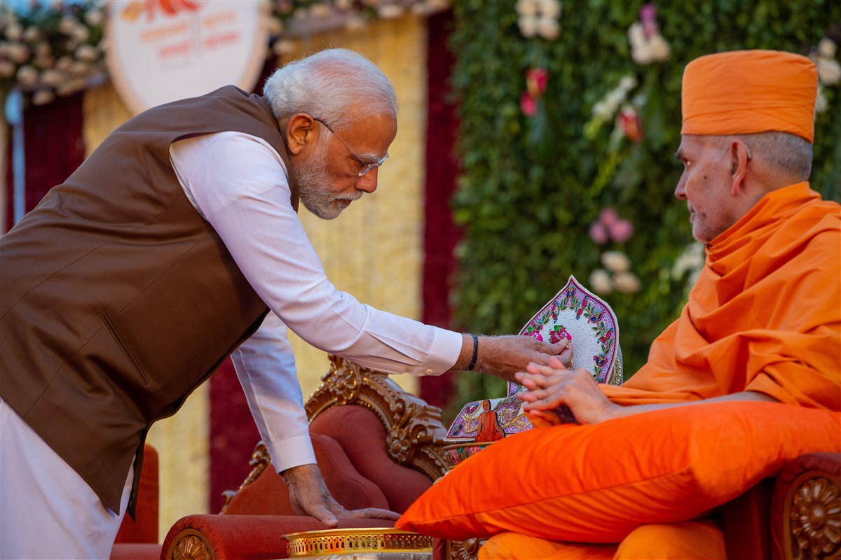PM Narendra Modi performs pujan of Shri Harikrishna Maharaj and Shri Gunatitanand Swami