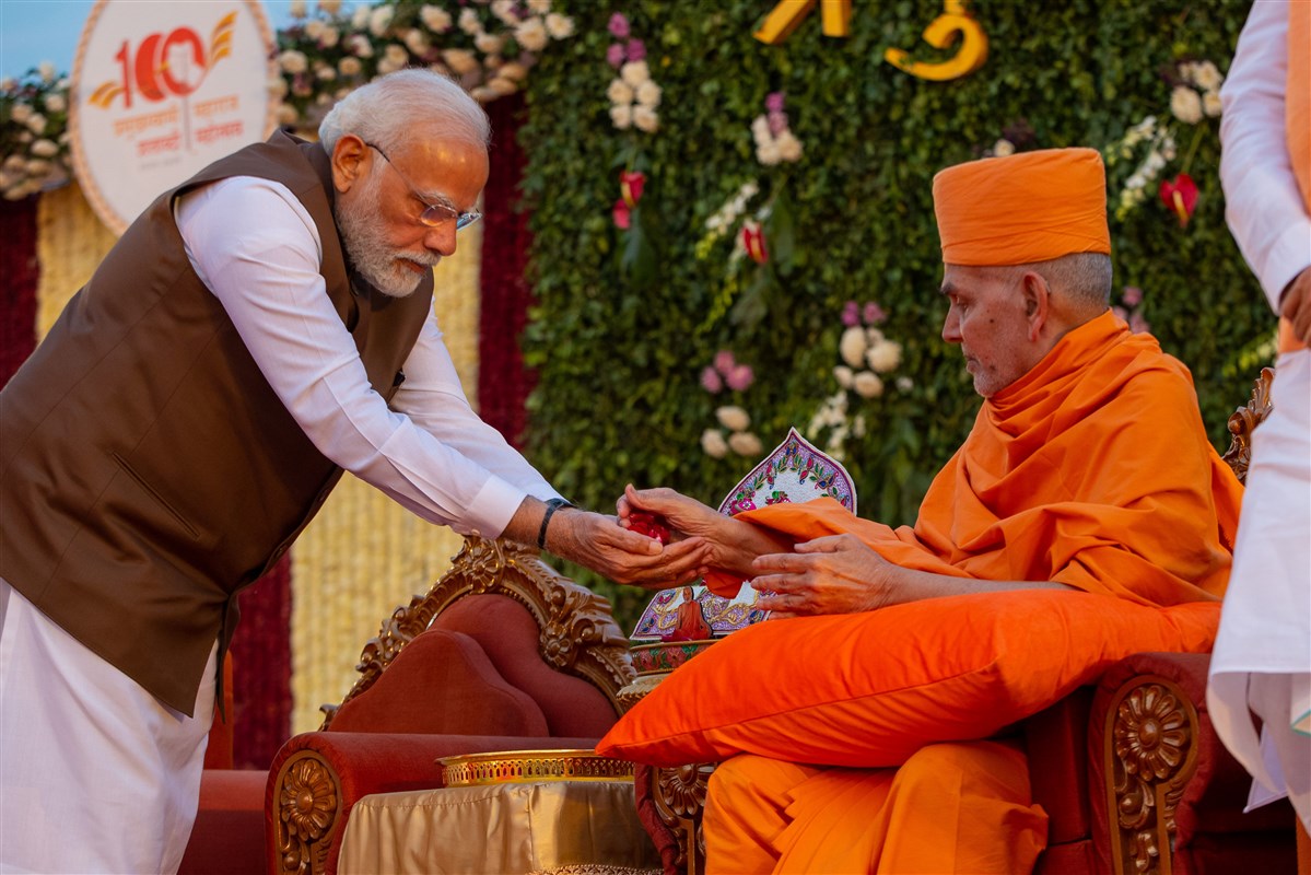 Swamishri gives mantra-pushpanjali flowers to PM Narendra Modi