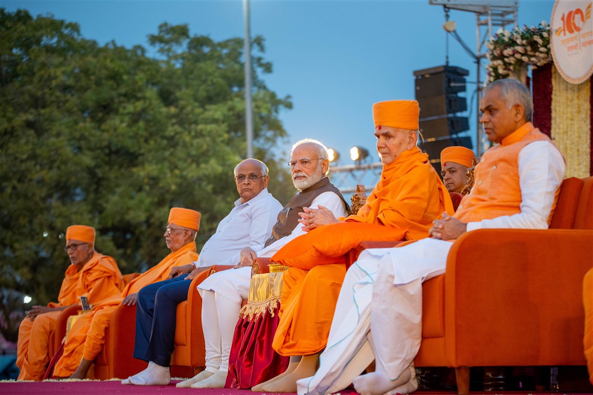 PM Narendra Modi, Swamishri, and dignitaries on stage