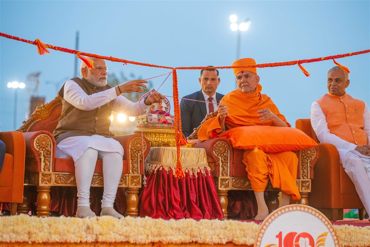PM Narendra Modi and Swamishri performs inaugural rituals