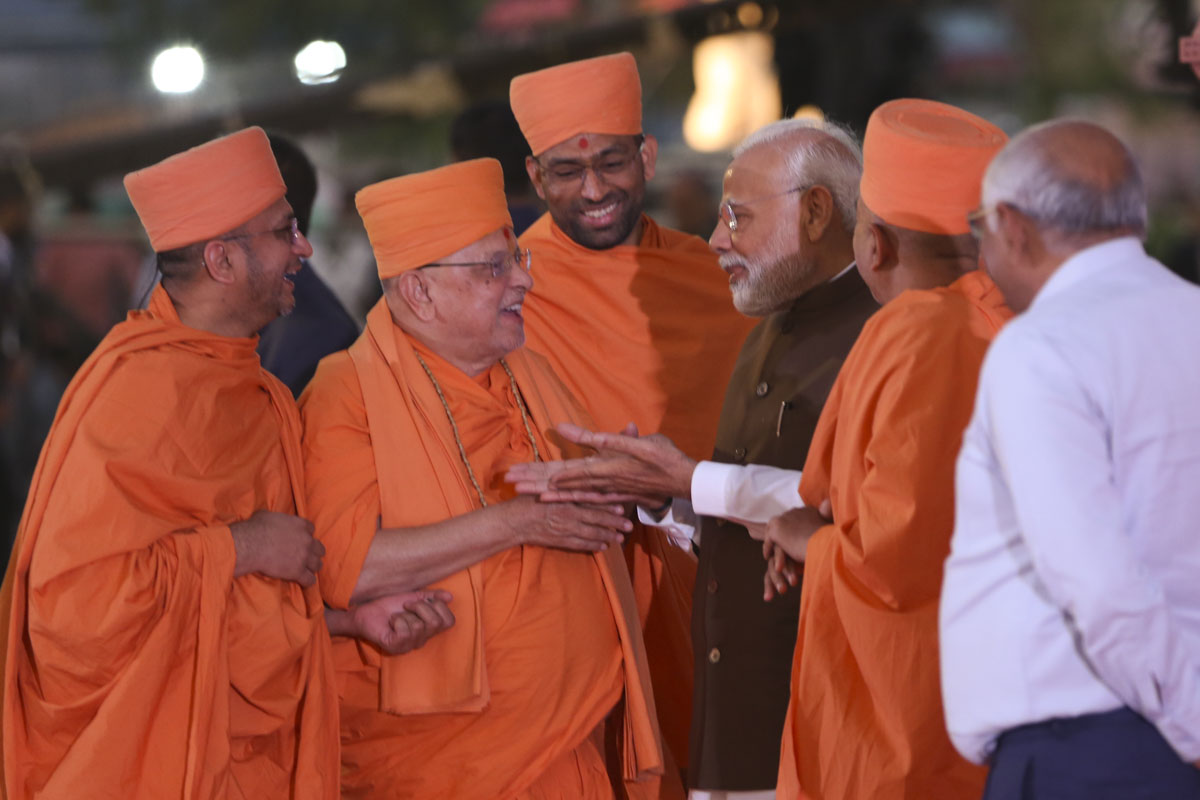 PM Narendra Modi in conversation with Pujya Ishwarcharan Swami