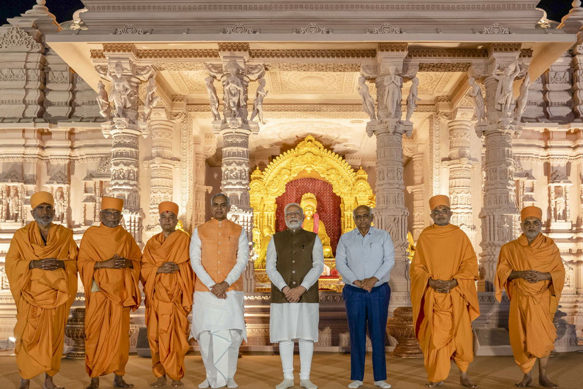 PM Narendra Modi Governor of Gujarat Acharya Devvrat, CM Bhupendrabhai Patel and sadhus