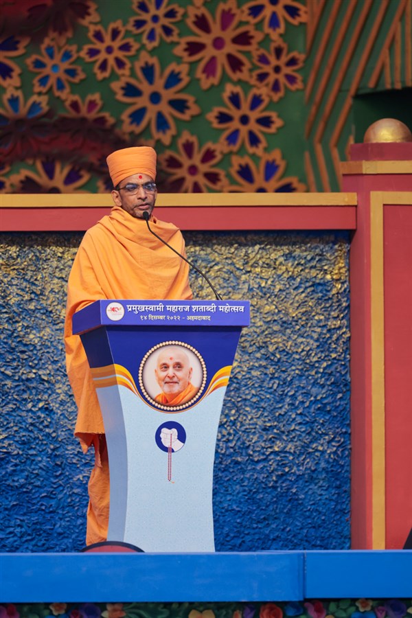 Adarshjivan Swami addresses the assembly