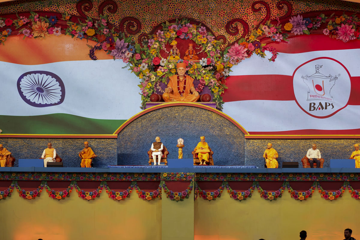 Swamishri and dignitaries on stage