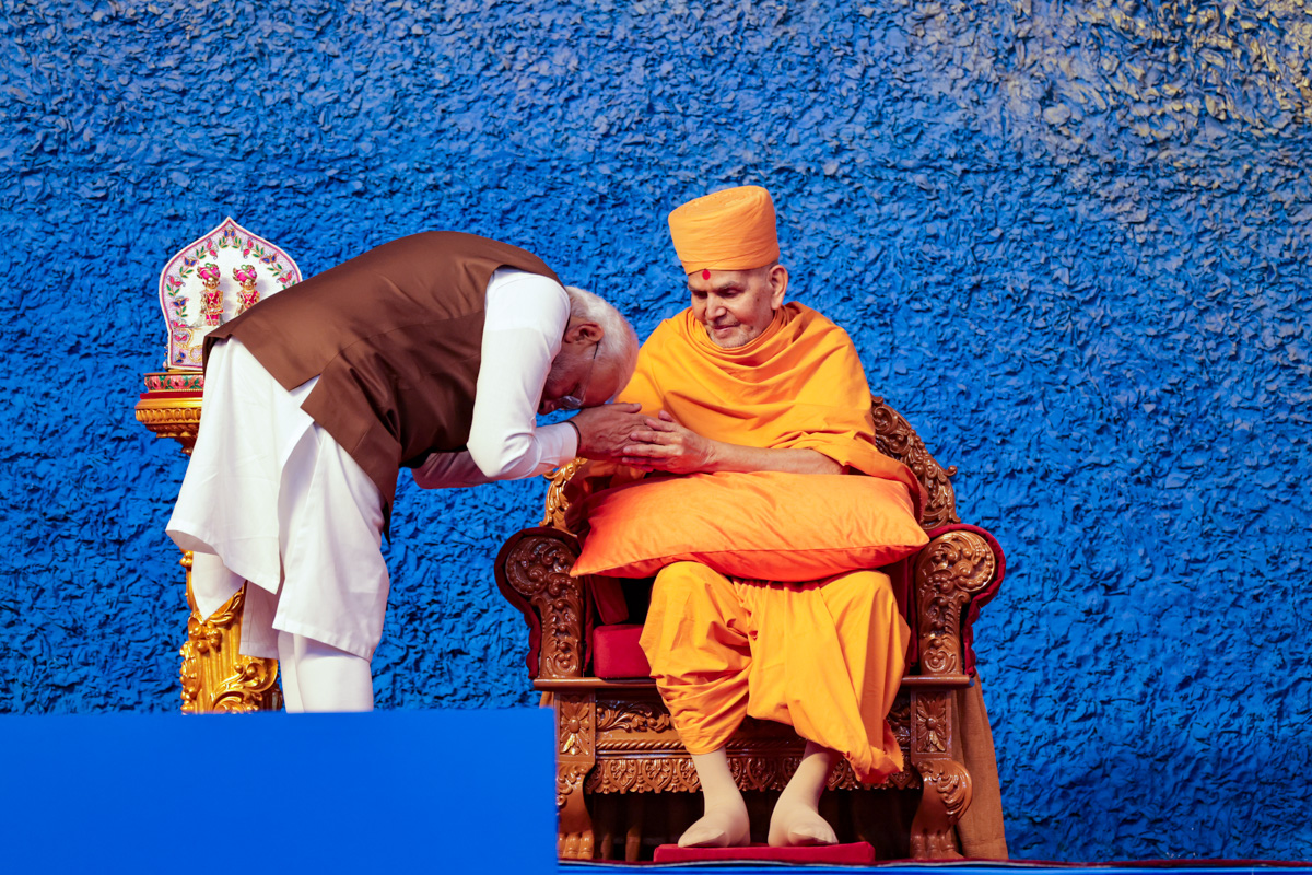 PM Narendra Modi greets HH Mahant Swami Maharaj